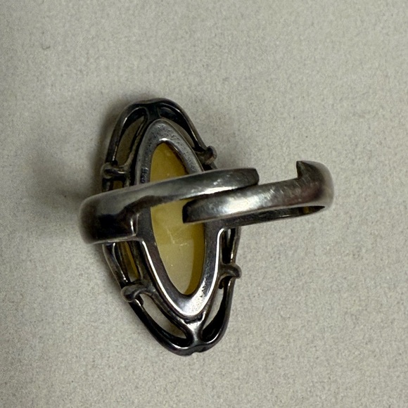 Large Amber Yellow Natural Ring with Vintage-Inspired Design - Picture 5 of 6